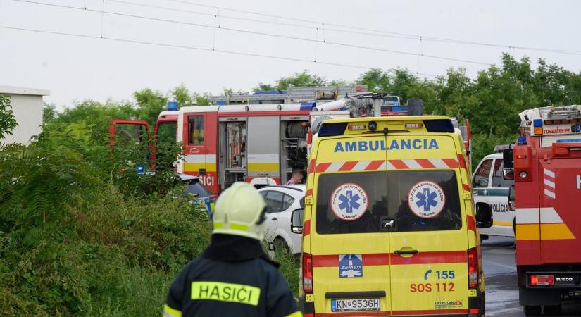 Helyszíni fotók érkeztek a Budapestre tartó gyorsvonat és a busz tragikus balesetéről - öten meghaltak - galéria