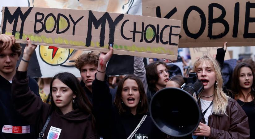 Lengyelország lépést tett az abortuszra vonatkozó jogszabályok enyhítése felé