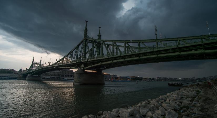 Másodfokú riasztást adtak ki a felhőszakadás miatt Budapestre és Pest megye egyes részeire