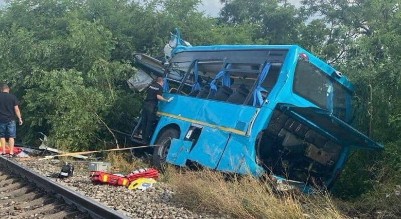 Drámai fotókon a hat életet követelő tragédia: Budapestre tartó vonat ütközött egy busszal