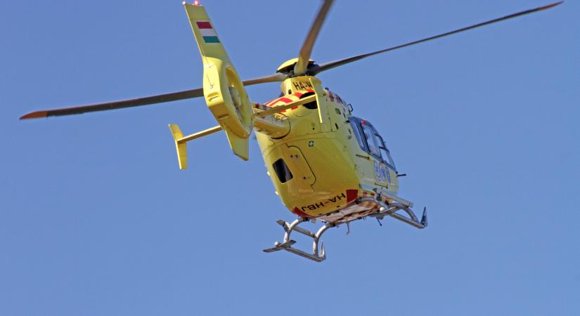 Mentőhelikopter Balatonkenesén – saját lányát gázolta halálra