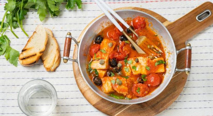 Mediterrán sült hal paradicsomszószban: mennyei, kalóriaszegény recept
