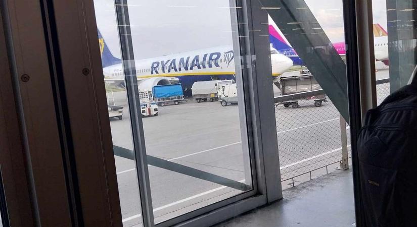 Félretájékoztatta és étlen-szomjan várakoztatta utasait a Ryanair: újabb botrány Ferihegyen