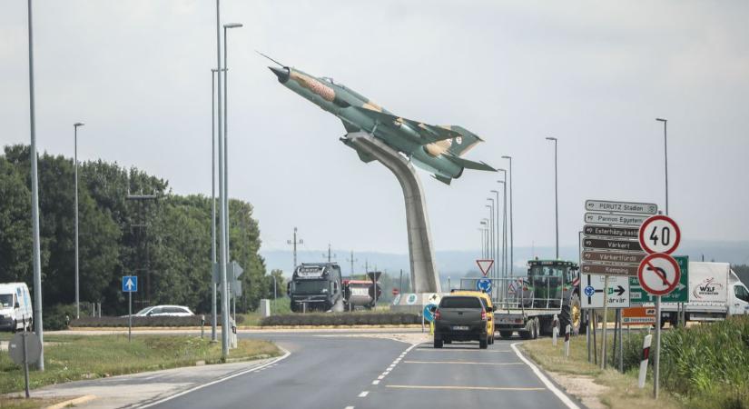 A MiG-21-es, amelyik az ég felé hagyja el a körforgalmat (képgaléria)