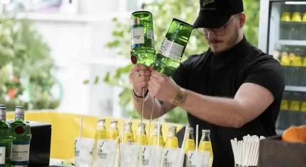 Te gyorsabb vagy a Schweppes gin tonik készítő verseny bajnokainál?