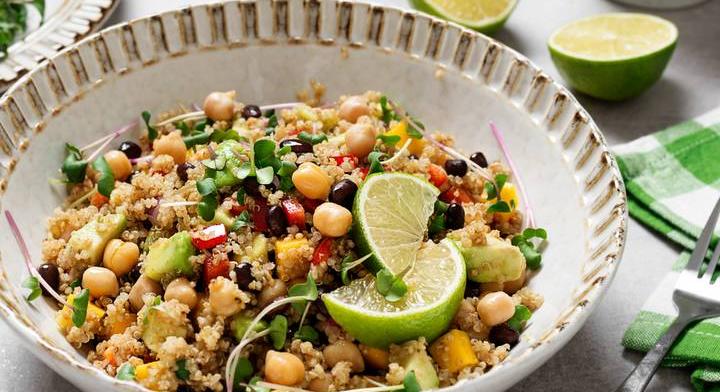 Gyors quinoasaláta sok fehérjével: könnyed, mégis tartalmas ebéd