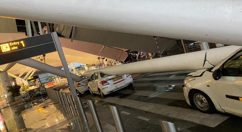 Várakozó autókra omlott az újdelhi repülőtér tetejének egy része, legalább egy ember meghalt