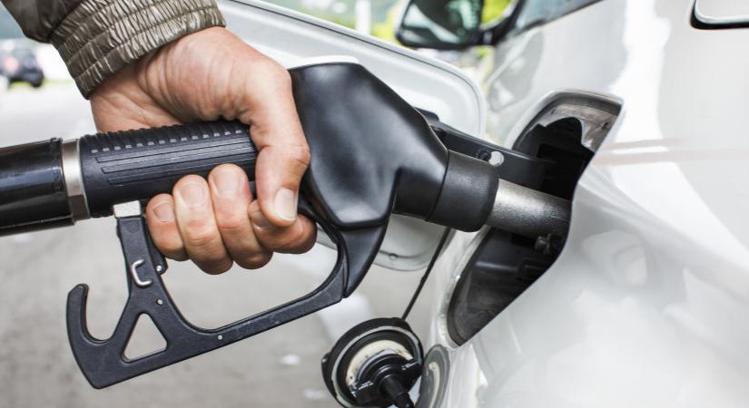 Így változik szombattól a benzin ára