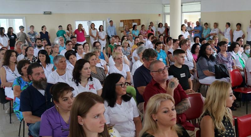 Kitüntetés eső a Szent Kereszt Kórház Semmelweis-napi ünnepségén