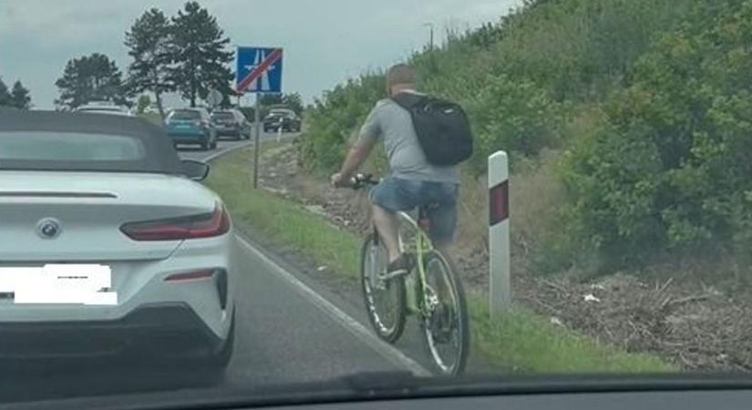Elképesztő jelenet: az M7-es autópályán biciklizett egy férfi - fotó