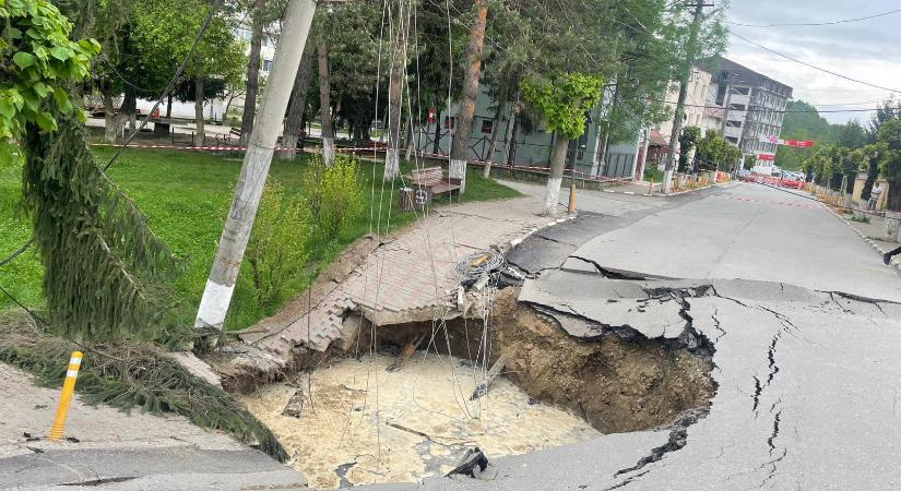 Ismét mélyül a kráter a Prahova megyei Slănic-en, de a prefektus szerint „ez a jelenség normális”