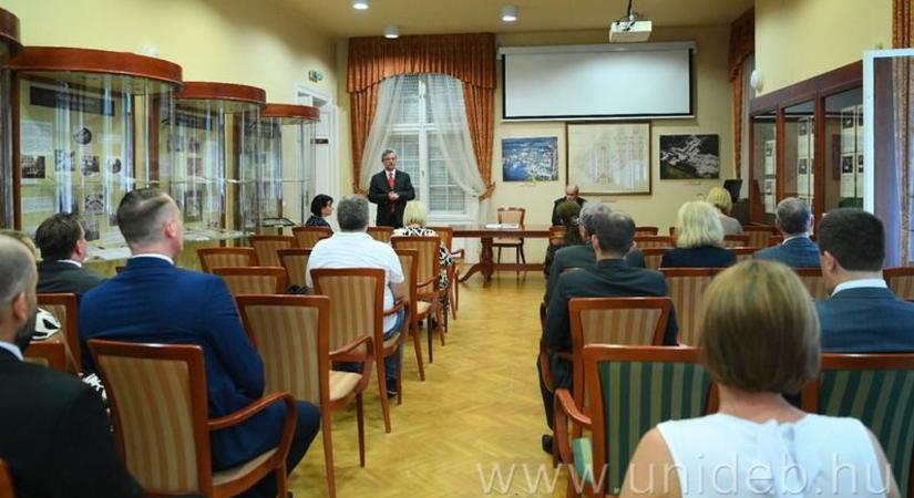 Új vezetői kinevezéseket és kitüntetéseket adtak át a Debreceni Egyetemen