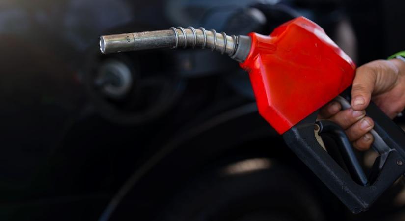 Hiába erőlködik a kormány, szombaton ismét drágul a benzin