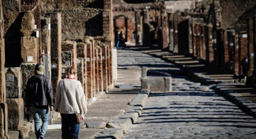 Turista rongálta meg az ősi villa falát Pompejiben