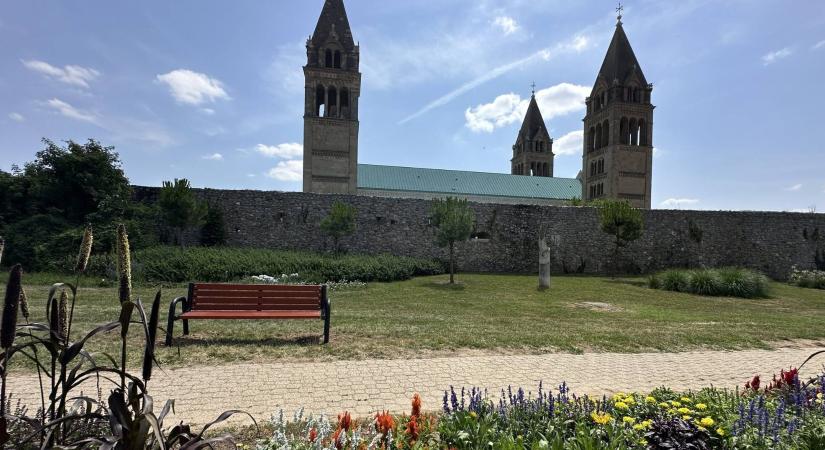 Épül, szépül Pécs: új padokat pakoltak ki a várfal mellé