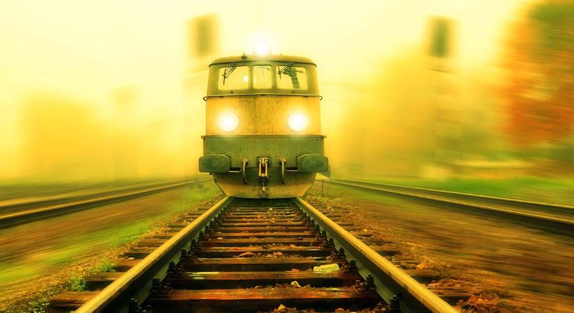 Dráma a kereszteződésnél, halálos vonatgázolás miatt késnek a vonatok a Cegléd-Szolnok vonalon