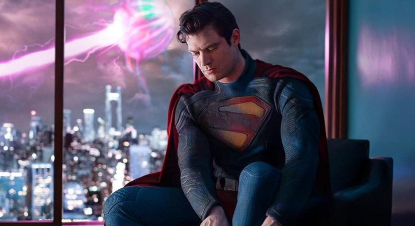 A Superman új forgatási videóján az egyik hőst csúnyán lábon lövik – lézerrel?