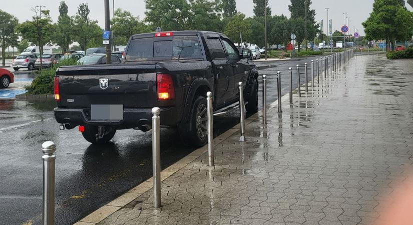 Napi bosszantó parkolás: Esett az eső, a bejáratig ment egy autós Szombathelyen, a többiek pedig kerülgették - fotó