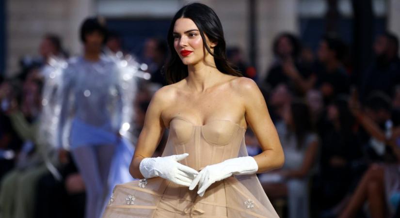Sokak szerint tiszteletlen volt a Louvre-ba látogató Kendall Jenner, mert szettjéből hiányzott egy fontos kiegészítő