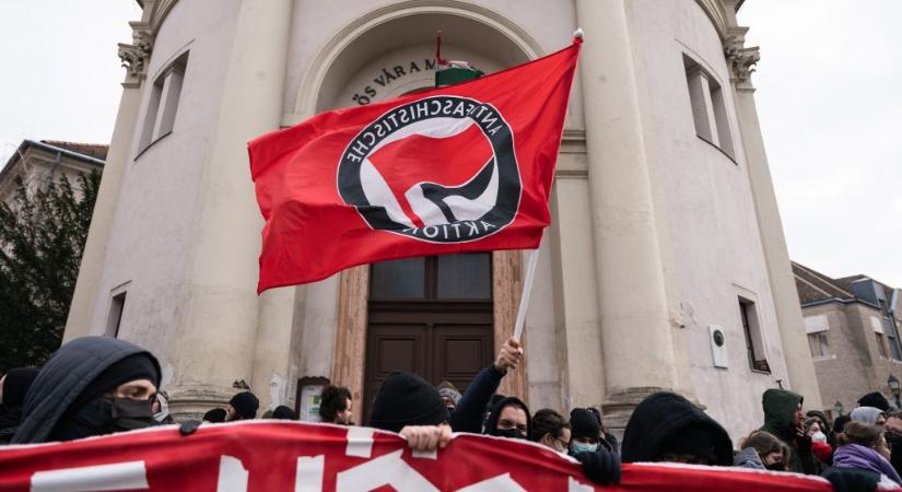 Visszahozták Magyarországra a tavalyi antifa támadás egyik német gyanúsítottját