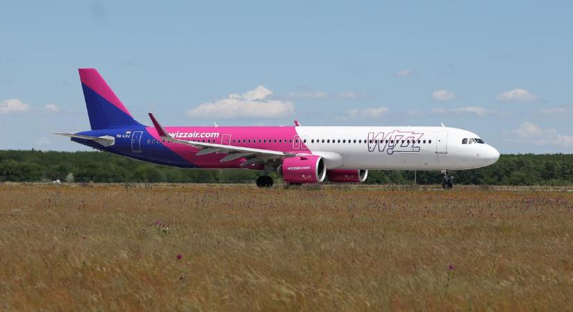Megszólalt a Wizz Air az elmúlt napok botrányairól: ezért kellett végeláthatatlannak tűnő órákat várniuk az utasoknak a reptéren