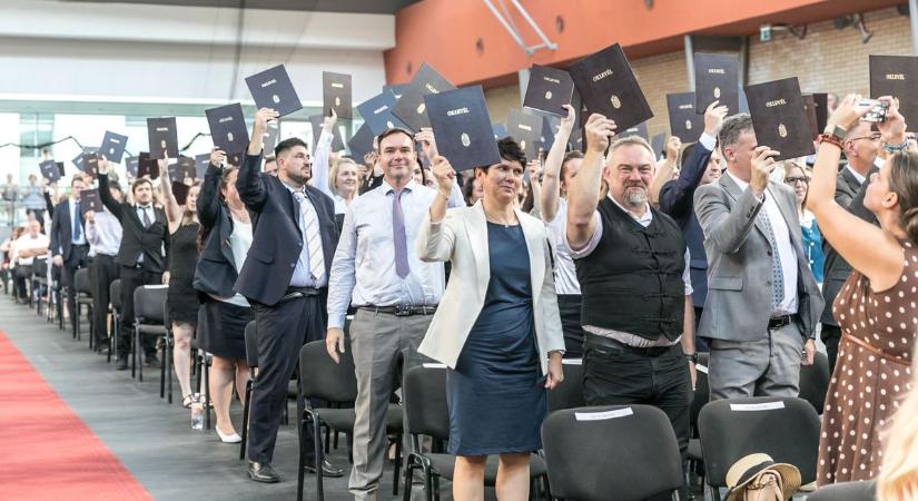 Kétszázkilencvennyolc diplomást köszöntöttek a Dunaújvárosi Egyetemen