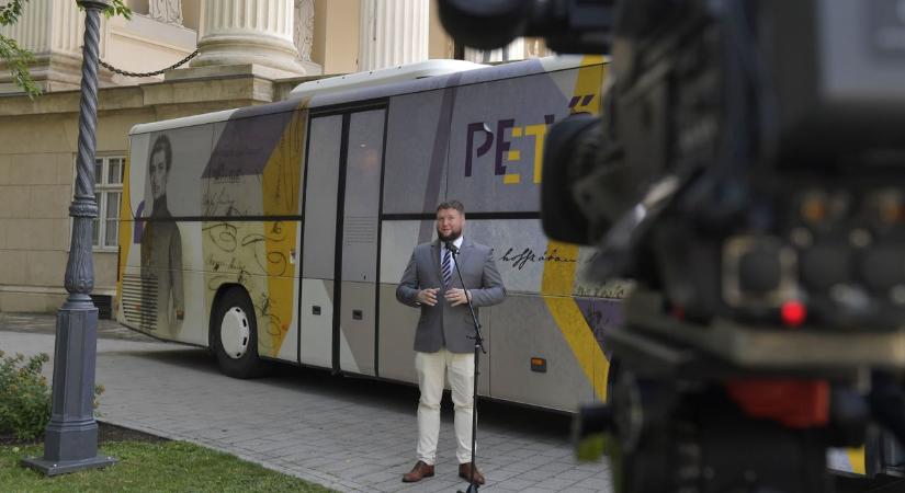 Vincze Máté: A Petőfi-busz közelebb vitte az emberekhez a magyar kultúrát