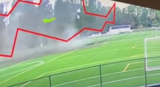 Látványos videó arról, hogy falt fel egy oszlopot egy víznyelő egy illinois-i focipályán