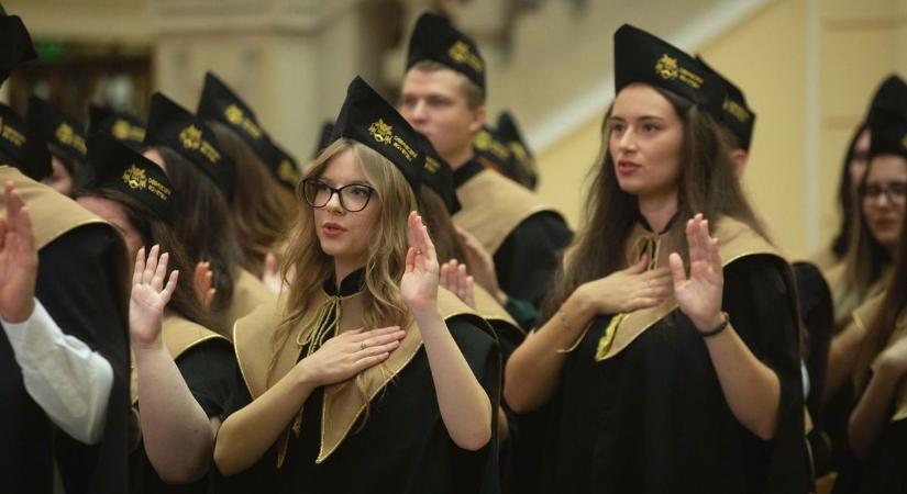 Diplomaosztó Debrecenben: a végzős bölcsészhallgatók is átvették okleveleiket