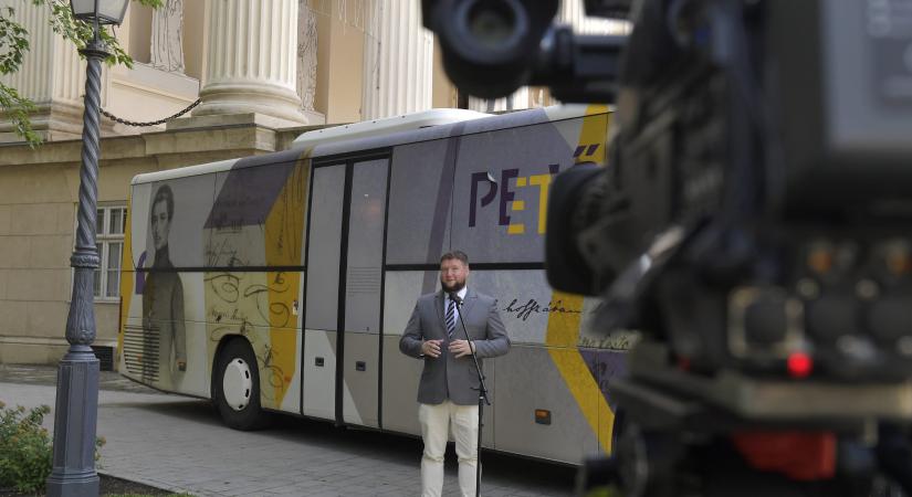 Utolsó megállójához érkezett a Petőfi-busz