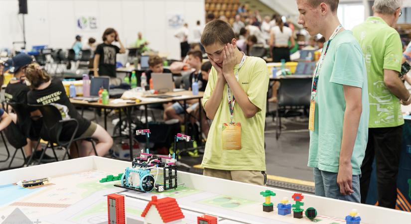 Játékkal tanulni: LEGO robotokkal versenyeznek az egyetemen