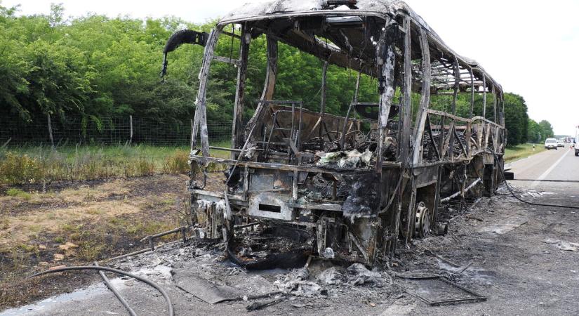 Rémisztő képeken az M5-ös autópályán teljesen kiégett autóbusz
