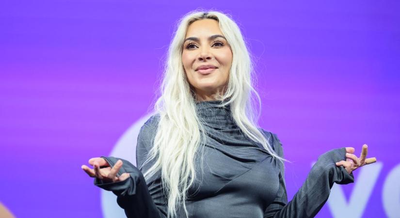 Se bugyi, se más: egy kis gyöngyös hálóban kapták le Kim Kardashiant