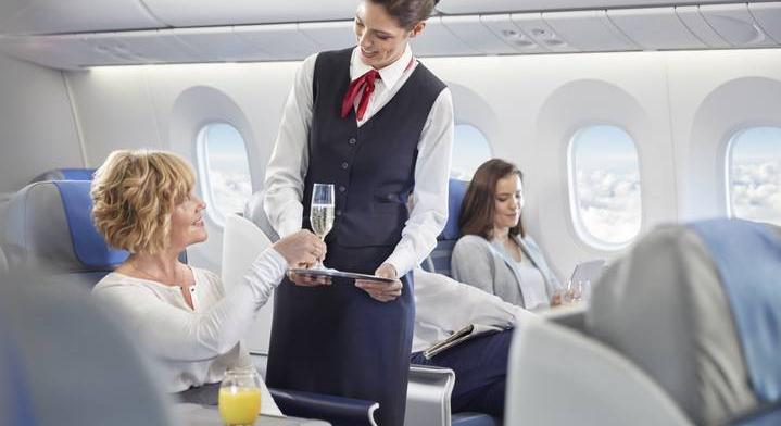 Ezeket az italokat soha nem kérné a személyzet a repülőn: veszélyes lehet a fogyasztásuk