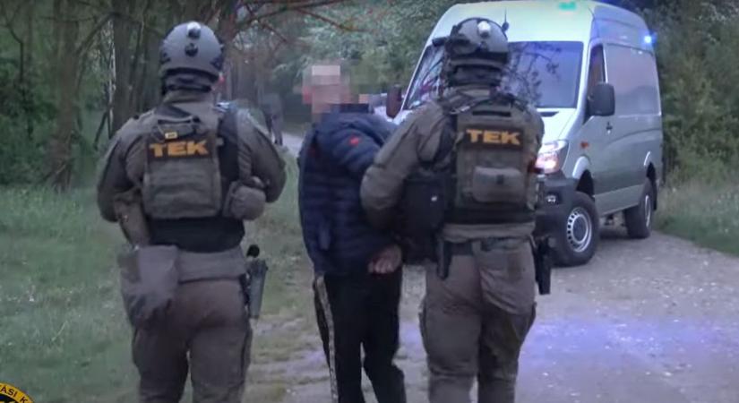 Több tucat rendőr csapott le a betörőbandára videók