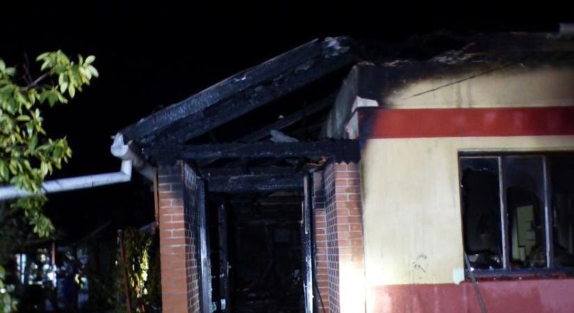 Szívszorító: zarándokhellyé vált a kondorosi tűzben elhunyt zenész háza