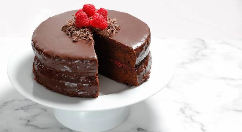 Csupa csokis, málnás torta: a kakaós lapokat gyümölcsös réteg fogja össze