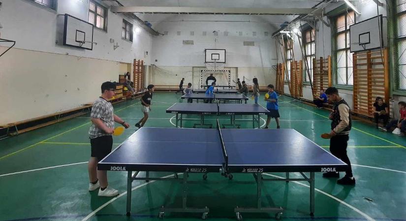 Nagyszabású ping-pong versenyt rendeztek a salgótarjáni iskolában
