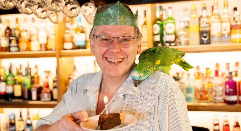 Egy devoni pub tulajdonosa nem akármilyen születésnapi bulit rendezett az ott lakó papagájának