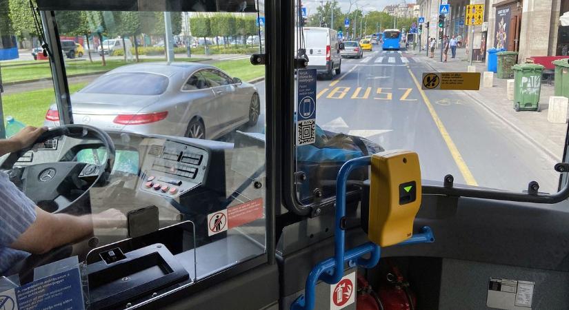 Lázár János minisztériuma bejelentette: változtattak a jogszabályon – a buszsávban is lehet közlekedni hétfőtől, de csak a kijelölt járműveknek