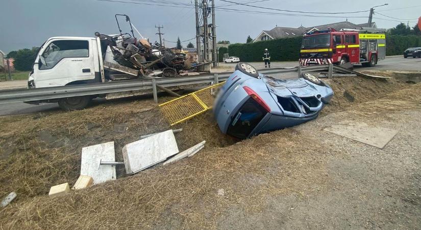 Csoda Kókán: rommá tört kocsiból, épségben húzták ki a hős járókelők a házaspárt