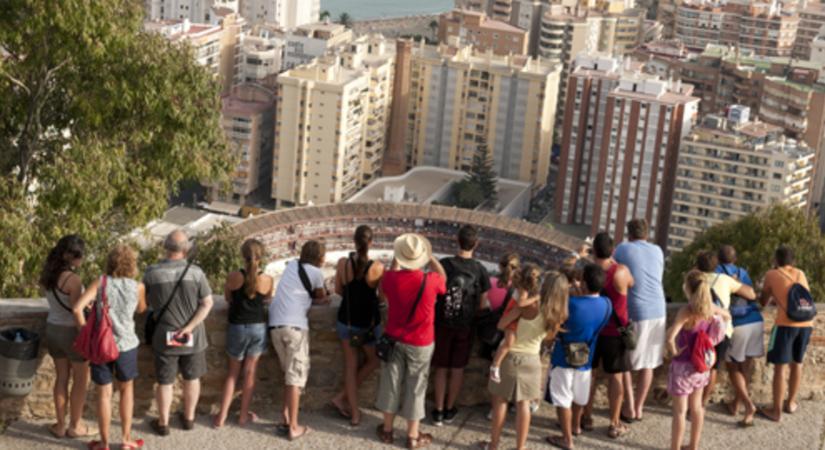 A turisták ellen tüntetnek a spanyolok