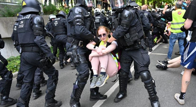 Összecsaptak a rendőrök és a tüntetők az AfD kongresszusa előtt Essenben