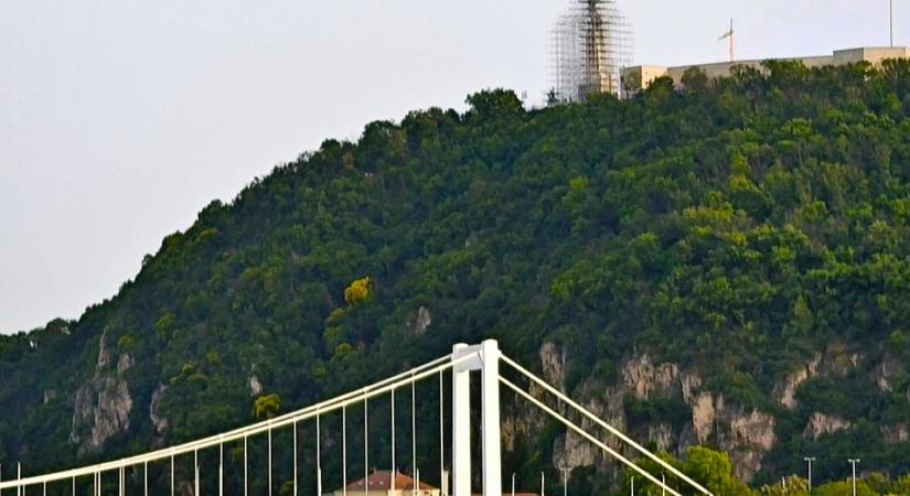 Ketrecbe zárták a szabadság szobrát Budapesten