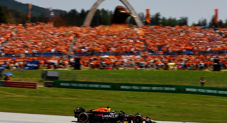 Ismét tapadt a McLaren Verstappenre, de bírta a nyomást a címvédő