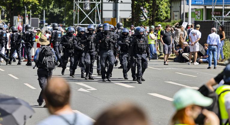 A rendőrök és a tüntetők közötti összecsapások kísérték a pártkongresszust Németországban