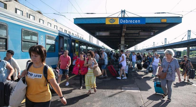 Debrecenből a Balatonhoz átszállás nélkül? – megnéztük, milyen az Aranypart expressz – fotókkal, videóval