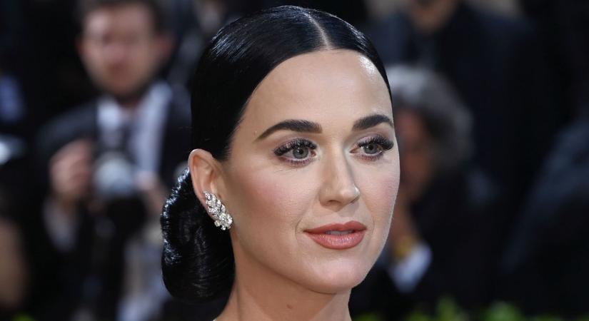 Nagyon merész: csaknem meztelen jelent meg a párizsi divathéten Katy Perry