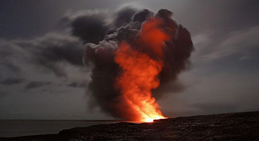 900 méter magas füstoszlop: egy nap alatt kétszer is kitört egy vulkán Indonéziában