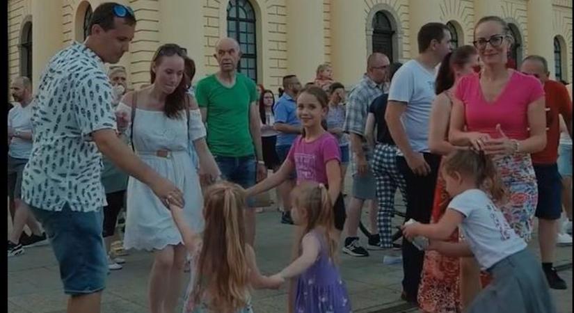 Utcabál varázsolt karibi hangulatot Debrecen belvárosába – videóval
